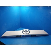 Toyota Kluger Gsu50/Gsu55 Centre Tailgate Garnish